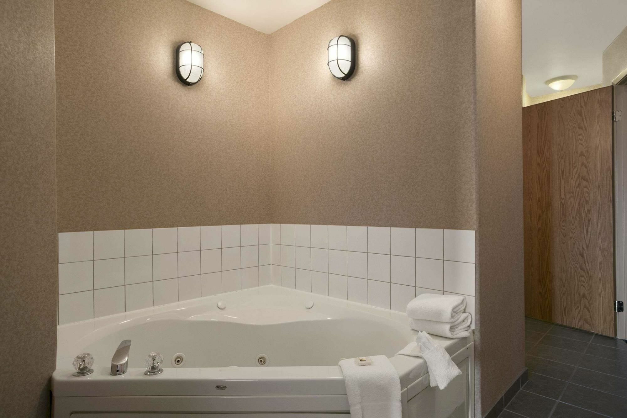 Days Inn By Wyndham Prince Albert Extérieur photo